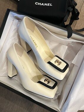 Chanel 26S turnlock white pumps size 36.5